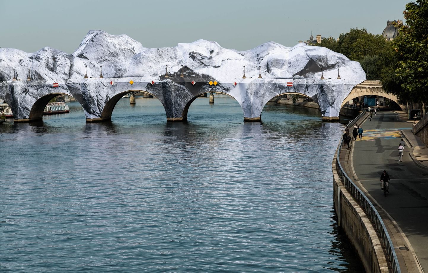 Cómo el Pont-Neuf se transforma en una caverna gracias al artista JR y a un miembro de Daft Punk Cómo el Pont-Neuf se transforma en una caverna gracias al artista JR y a un miembro de Daft Punk